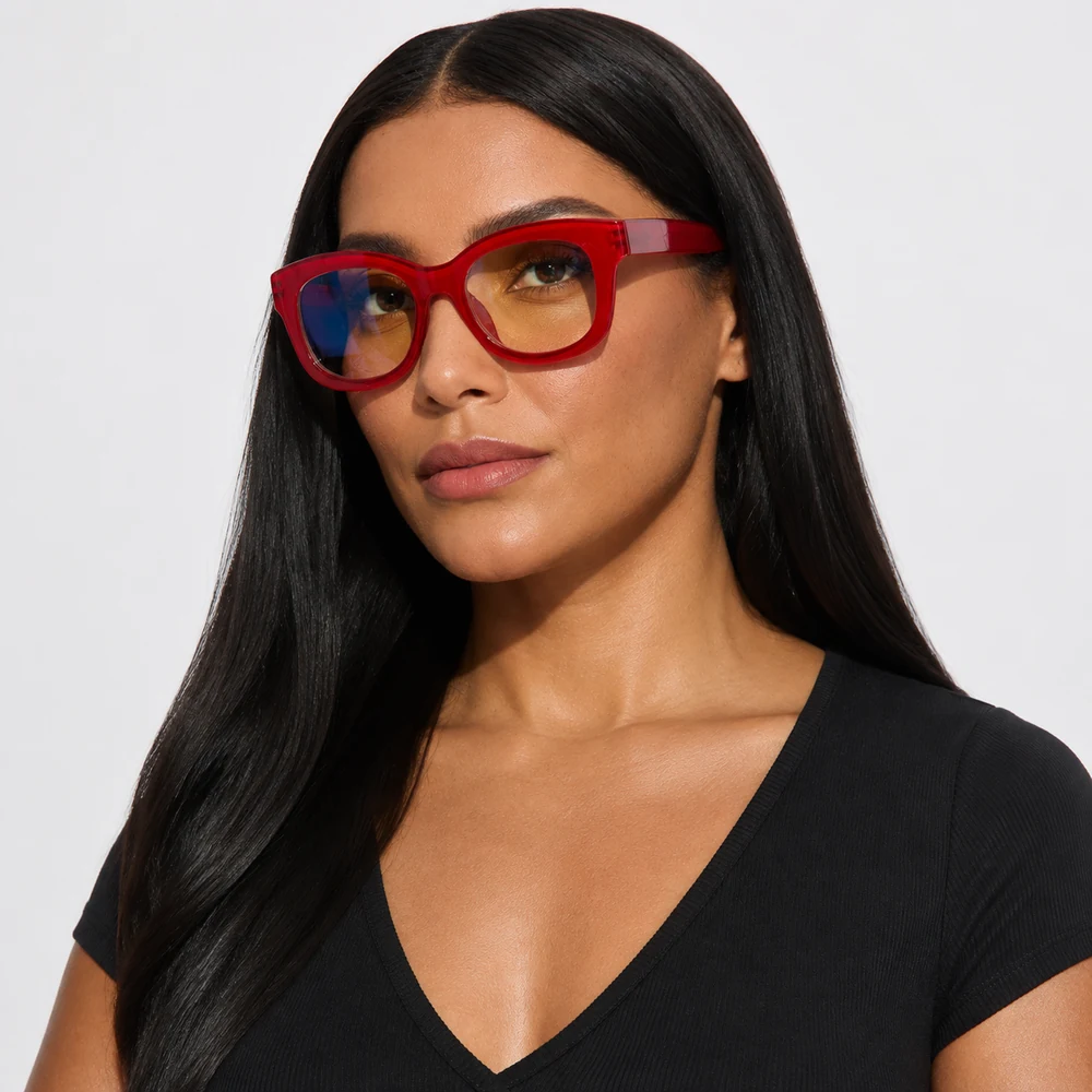 screen-chic-red-square-blue-light-glasses-front-01 Red rounded-square blue light glasses, complete model portrait